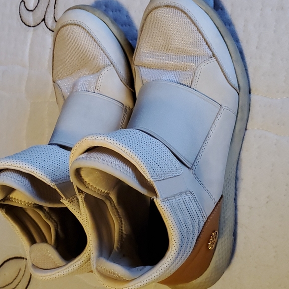 Shoes - Picture 2 of 6